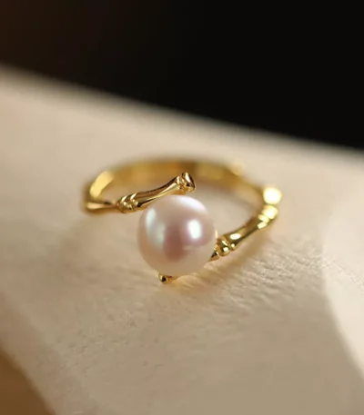 Gold stainless steel pearl ring with bamboo-textured band, elegant wholesale jewelry by Yanluo Jewelry