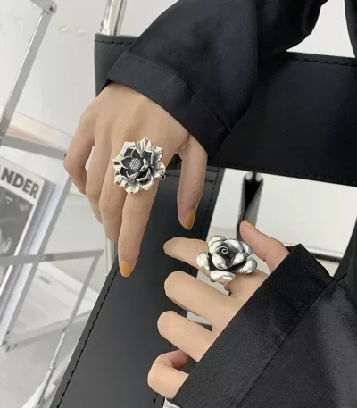 Vintage stainless steel flower rings in black and silver tones, bold statement jewelry wholesale by Yanluo Jewelry