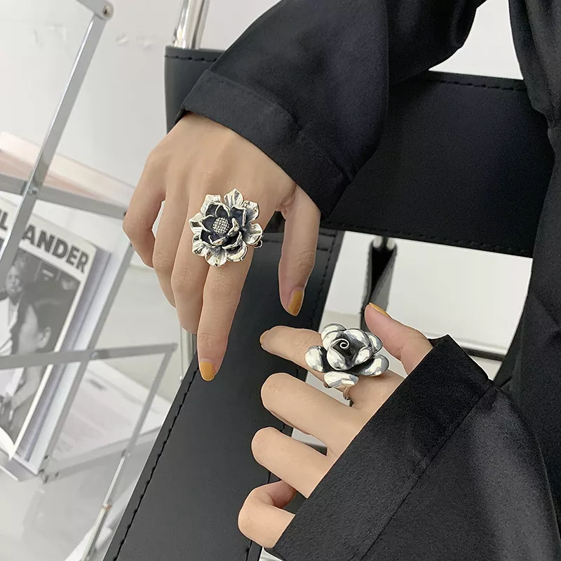 Vintage stainless steel flower rings in black and silver tones, bold statement jewelry wholesale by Yanluo Jewelry