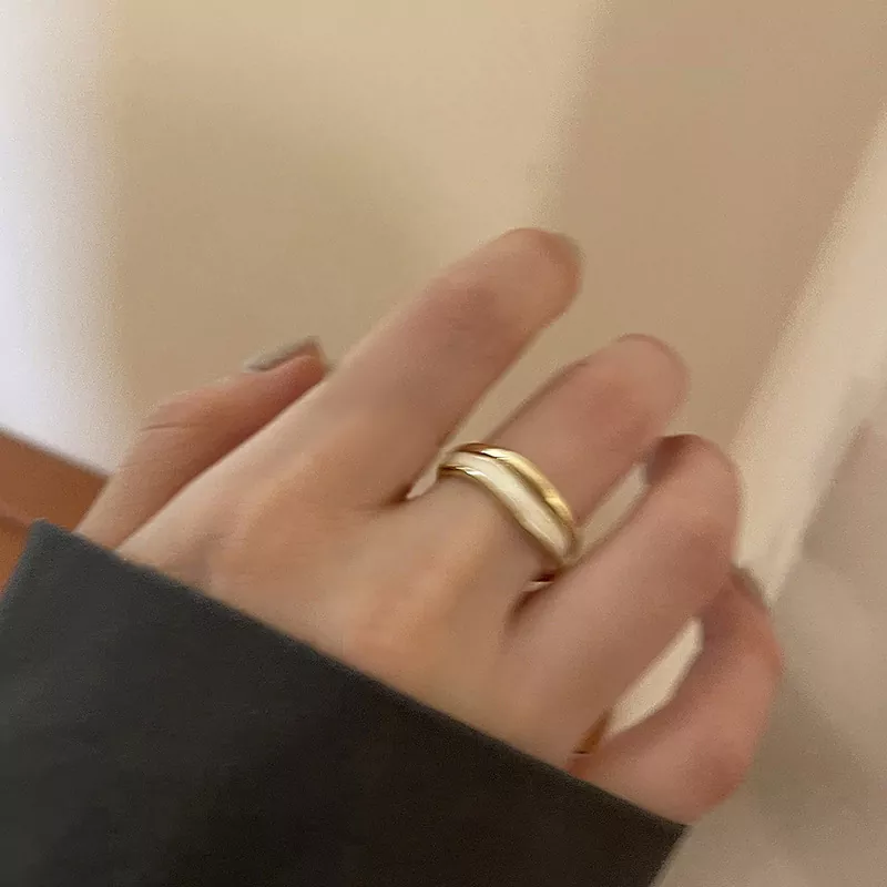 Minimalist gold stainless steel ring lifestyle photo, wholesale jewelry by Yanluo Jewelry.